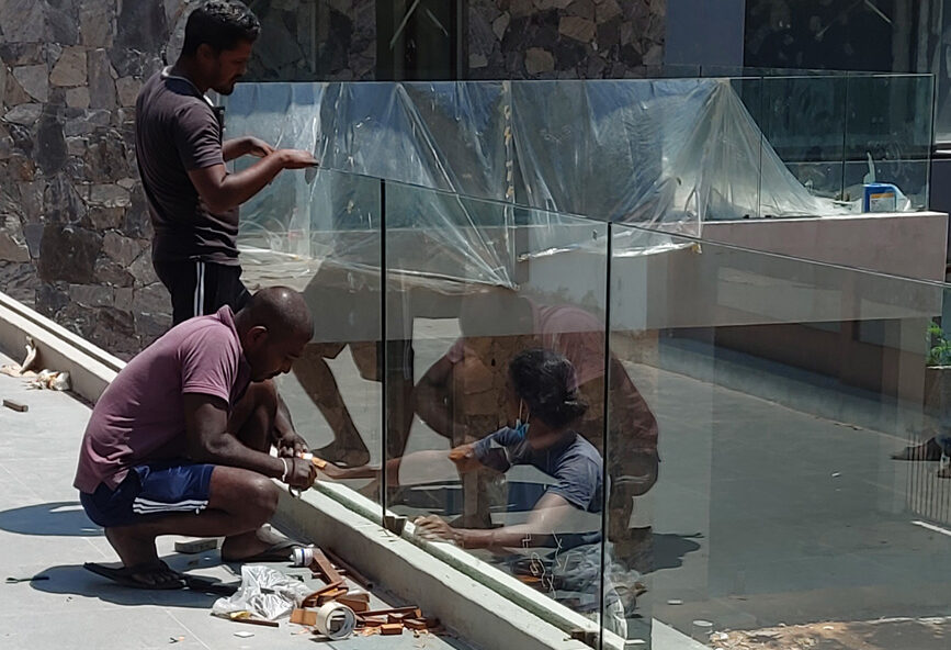 TEMPERED GLASS FREE STANDING HAND RAIL AT KADAWATHA